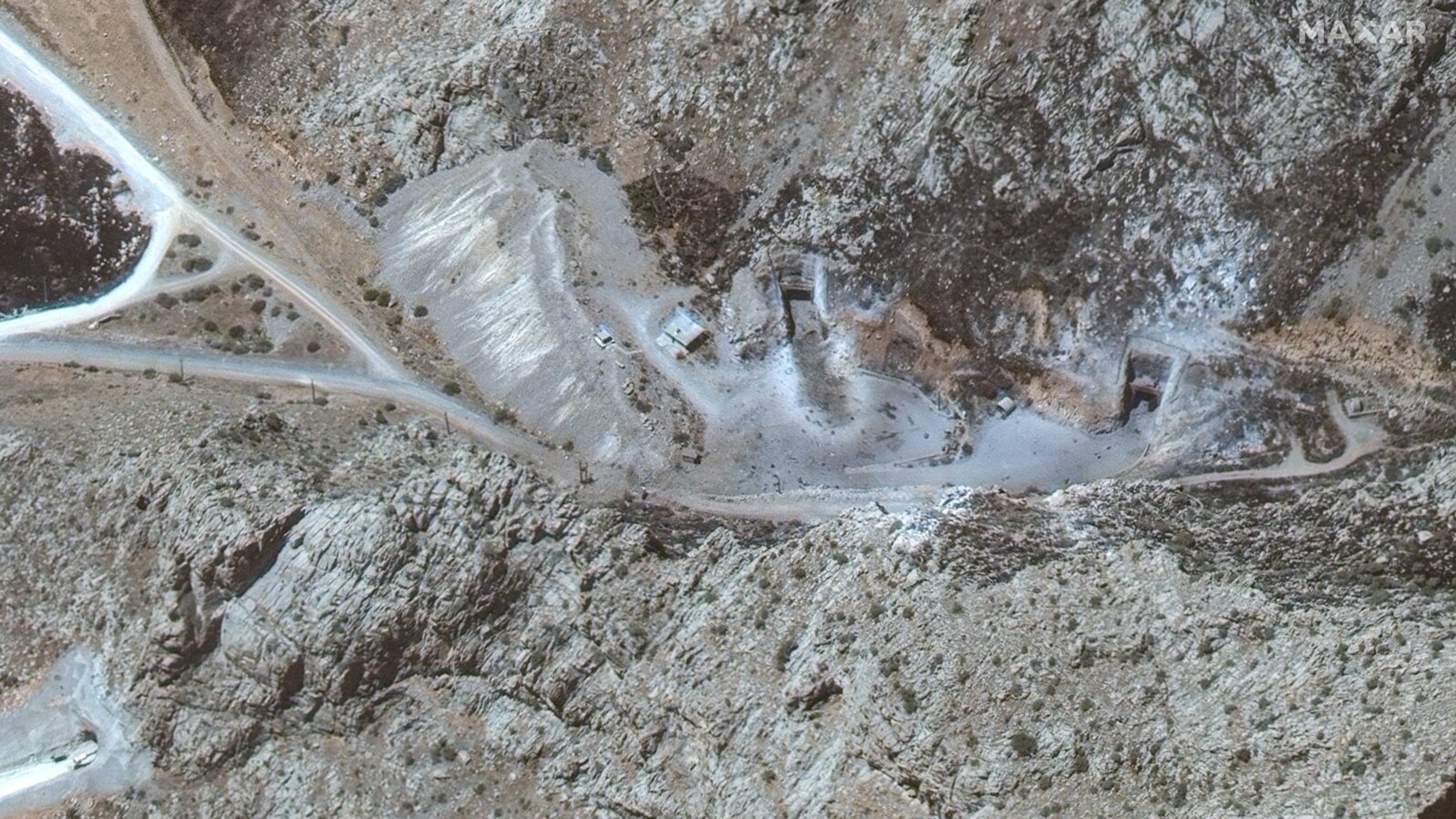 Pagube observate la intrările tunelurilor de la o instalație din Kermanshah, în vestul Iranului. Se crede că amplasamentul găzduiește o bază de rachete iraniană.