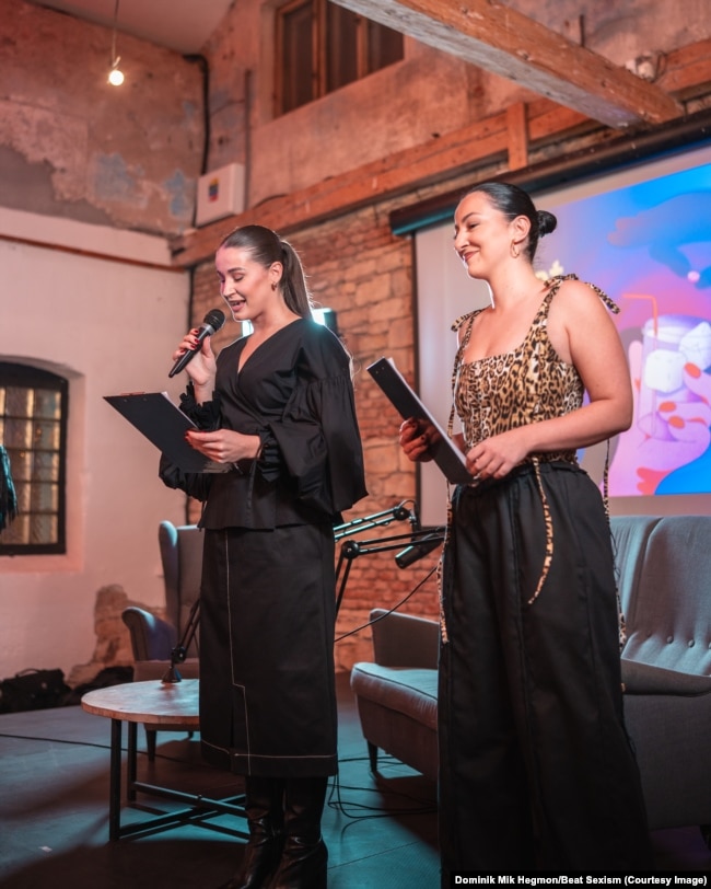 Blerta Sejdija dhe Veronika Shimkova gjatë prezantimit të platformës së sapothemeluar "Blurred", në Pragë më 10 nëntor.