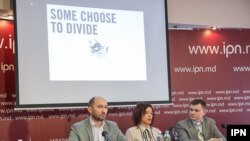 Moldova, directoarea executivă a Amnesty International Moldova, Cristina Pereteatcu (centru), Igor Stoica, coordonator programe (dreapta)