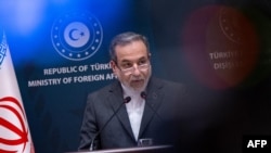 Иранскиот министер за надворешни работи, Абас Аракчи, зборува за време на заедничката прес-конференција со својот турски колега по нивниот состанок во Истанбул.