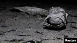 Після підпалу мечеті знаходять приватні речі, зокрема, взуття, тих, хто був на службі, 13 березня 2012 року