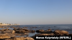 Aktauda Hazar deňziniň kenary. 2021 ý.