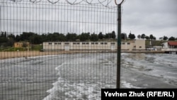 В Севастополе военно-морское училище им. П.С. Нахимова расположено на берегу Песочной бухты, архивное фото