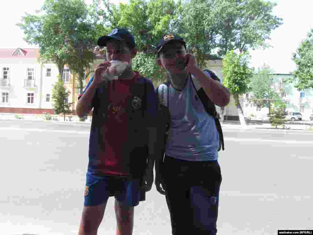 Gezelenje çykan ýaşlar 