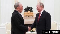 Қазақстанның бұрынғы президенті Нұрсұлтан Назарбаев (сол жақта) және Ресей басшысы Владимир Путин Кремльдегі кездесу кезінде. Мәскеу, 10 наурыз 2020 жыл.