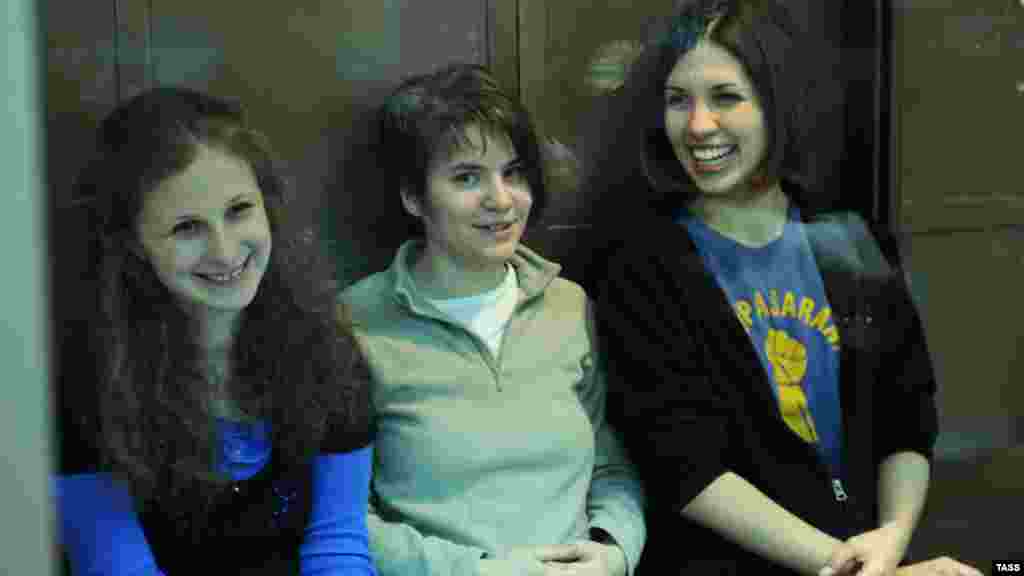 Yekaterina Samutsevich, Maria Alyokhina, and Nadezhda Tolokonnikova sit in court.