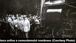 1 Mai. Ceferiştii predau guvernului un tren, cadou de 1 Mai. Sunt de față, în Gara de Nord, Gheorghiu-Dej, Petru Groza, generalul Vasiliu Răşcanu ş.a.(02.05.1946) Fototeca online a comunismului românesc,cota:18/1946