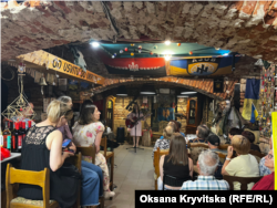 Христина Панасюк виступає перед глядачами у «Празькій криївці». Каже, що її основний принцип – ніколи не плакати перед військовими на концертах. Але того дня вона дала собі волю на емоції