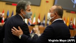 ABŞ-ın dövlət katibi Entoni Blinken (solda) və Türkiyənin xarici işlər naziri Mevlüt Çavuşoğlu
