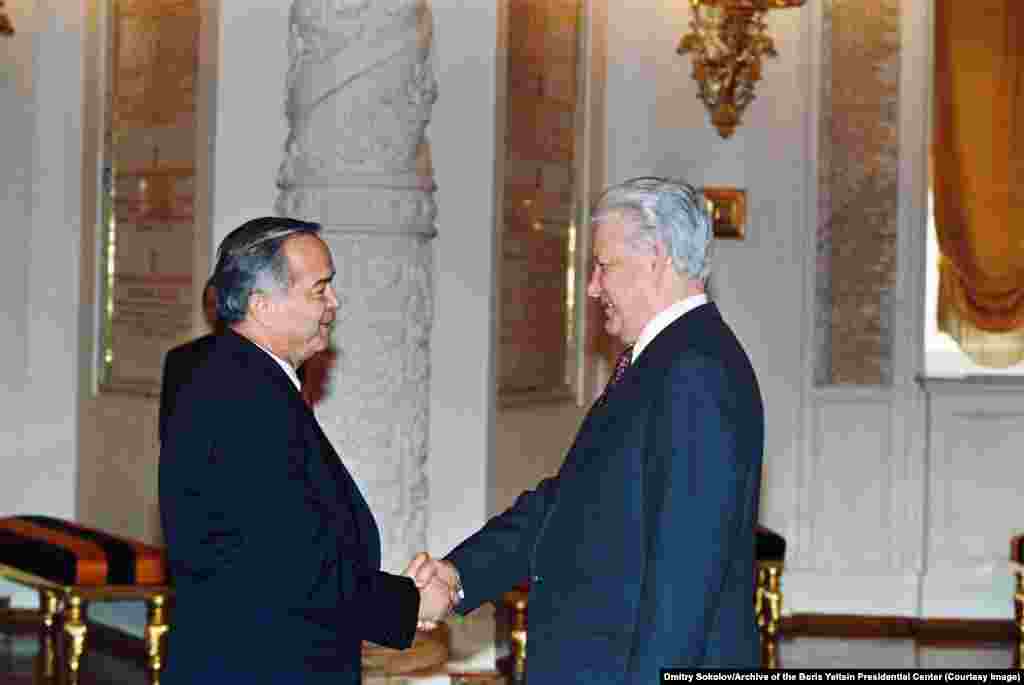 Uzbek President Islam Karimov meets Yeltsin in Moscow in March 1995.&nbsp;