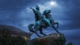 Самый известный памятник Богдану Хмельницкому находится в центре Киева, на Софийской площади