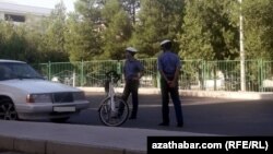  Türkmenistan. Maska geýen polisiýa işgärleri.