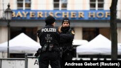 Паліцыянткі перад будынкам у Мюнхэне, у якім праходзіць міжнародная канфэрэнцыя аб бясьпецы, 14 лютага 2020