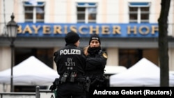 Ofițerii de poliție securizează o stradă din preajma locului în care se va desfășura Conferința anuală de securitate de la München 