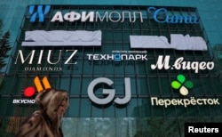 Женщина у торгового центра в Москве-Сити, 17 февраля 2026 года