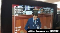 Сапар Исаков представляет свою программу в парламенте. Бишкек, 25 августа 2017 года. 