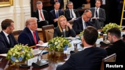 Donald Trump amerikai elnök Volodimir Zelenszkij ukrán elnökkel, Friedrich Merz német kancellárral, Emmanuel Macron francia elnökkel, Giorgia Meloni olasz miniszterelnökkel és Mark Rutte NATO-főtitkárral a washingtoni Fehér Házban, augusztus 18-án