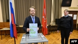 Голову російської партії «Яблуко», яка виступає проти війни РФ в Україні, і федеральний список якої зняли з виборів у Держдуму, звинуватили у хуліганстві