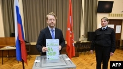Predsjednik ruske liberalne stranke Jabloko Nikolaj Ribakov glasao je na parlamentarnim izborima u Rusiji u biračkom mjestu u Sankt Peterburgu 20. septembra, pri čemu je markerom ispisao poruku: "Za mir".