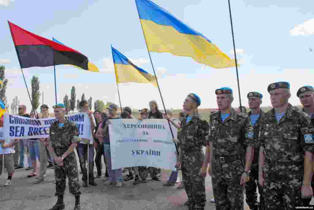 Так на полігоні «Широкий лан» зустрічали військовий контингент із Грузії - Основна мета маневрів: «Планування та проведення миротворчіх операцій з евакуацією некомбатантів (мирного населення)» 