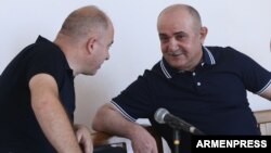 Armenia - Samvel Babayan (R), a former Nagorno-Karabakh army commander, on trial in Yerevan, 28Aug2017.