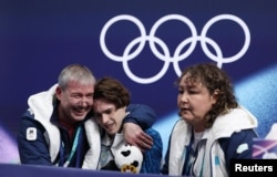 Михаил Шайдоров пен бапкері Алексей Урманов (сол жақта) олимпиадада. 13 ақпан, 2026 жыл.