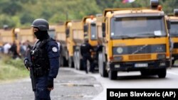 Policët e Kosovës shihen në Jarinjë, ku serbët kanë bllokuar rrugët që çojnë në këtë pikë kufitare. 
