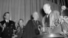 Былы прэм'ер-міністар Вялікай Брытаніі Ўінстан Чэрчыль (справа) падчас выступу ў Вэстмінтэрскім каледжы Фултана, побач зь ім прэзыдэнт ЗША Гары Труман, 5 сакавіка 1946 