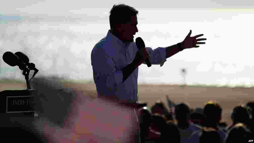 U.S. Republican presidential candidate Mitt Romney speaks at his last campaign rally as he completes a five-day bus trip in Michigan. (Getty Images/Joe Raedle)