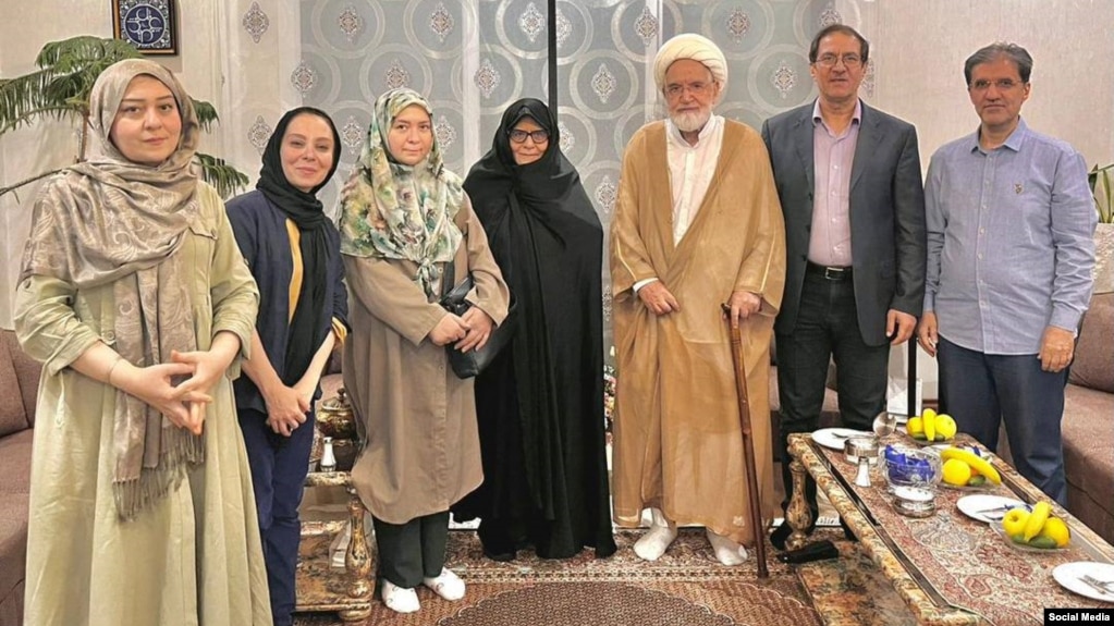 عکسی که از دیدار کروبی با فرزندان موسوی منتشر شده است