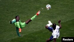 Brazil -- Nigeria's Juwon Oshaniwa (L) fights for the ball with France's Paul Pogba during their 2014 World Cup round of 16 game at the Brasilia national stadium in Brasilia June 30, 2014. REUTERS/David Gray (BRAZIL - Tags: SOCCER SPORT WORLD CUP TPX IMAG