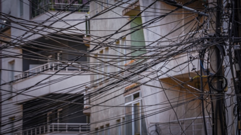 Kabllot ajrore mbulojnë rrugët e Prishtinës sikur rrjetë merimange