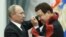 Президент Росії Володимир Путін нагороджує співака Йосипа Кобзона медаллю (архівне фото)