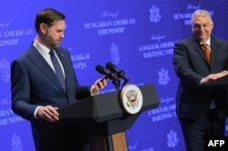 Віцепрезидент США Джей Ді Венс (ліворуч) і прем'єр-міністр Угорщини Віктор Орбан на спільній пресконференції в Будапешті, Угорщина, 7 квітня 2026 року