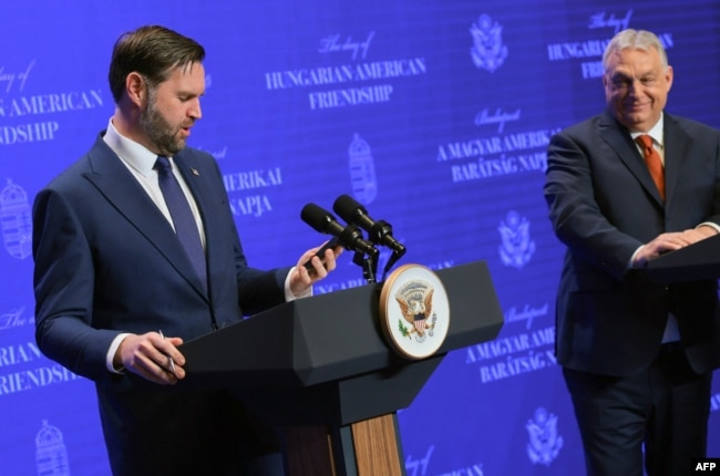 Віцепрезидент США Джей Ді Венс (ліворуч) і прем'єр-міністр Угорщини Віктор Орбан на спільній пресконференції в Будапешті, Угорщина, 7 квітня 2026 року