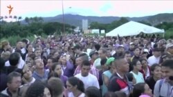 Тысячи венесуэльцев из-за дефицита едут в Колумбию за едой и лекарствами (видео)