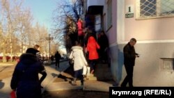 Жители Керчи в очереди за получением полиса обязательного медицинского страхования.