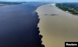 Punctul de confluență a lui Rio Negro și Rio Solimoes, înainte de vărsarea în Amazon, la Manaus (Brazilia)