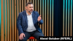 Jurnalistul Mihail Sirkeli, administratorul publicației nokta.md de la Comrat, în studioul Europei Libere
