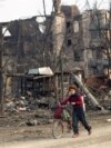 Дома на улице Ленина в Грозном после обстрела российской армией. Чечня, 1995 год