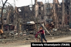 Хлопчик на вулиці столиці Чечні, повністю зруйнованої артилерійськими обстрілами російської армії. Грозний, 1995 рік