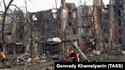 Чечня, Грозный. Дома на улице Ленина после минометного и артиллерийского обстрела, 1995 год
