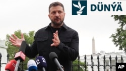 Ukrainanyň prezidenti Wolodymyr Zelenskiniň Ak Tama ikinji sapary fewral aýynda eden ilkinji saparyndan düýpgöter tapawutlandy.