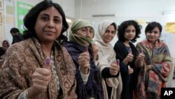 زنان پاکستانی پس از شرکت در انتخابات روز پنج‌شنبه