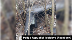 Imagine cu drona găsită în grădina unei case nelocuite din satul Crocmaz, raionul Ștefan Vodă, în dimineața zilei de 22 ianuarie.