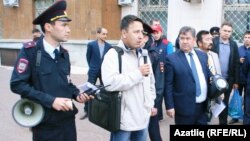 Рамил Рәхмәтов уртада микрофон тотып тора