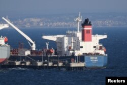 A Pegasz orosz zászló alatt hajózó tanker a Márvány-tenger ereğlisi kikötőjében, Törökországban 2022. január 16-án