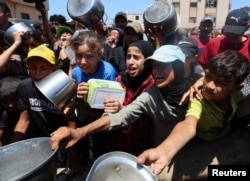  Палестинци се събират, с цел да получат храна в централната част на Газа, 20 юли 2025 година 