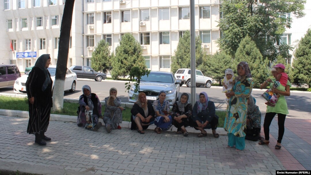 Үй алуу үчүн кезекте тургандар
