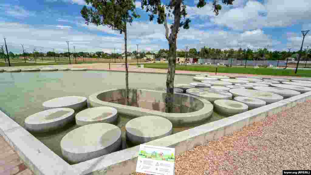 В так называемом тематическом фонтане с бетонными кругами просят не купаться, не плескаться, поскольку, вода обработана небезопасными для здоровья реагентами